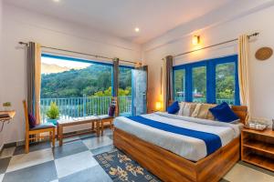 Postel nebo postele na pokoji v ubytování Hidden Lake By Vista Stays