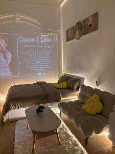 un soggiorno con divano, letto e tavolo di HuếDuo Homestay a Thôn Trường Giang Altre 4 foto