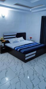 En eller flere senge i et værelse på FEMLISTER LODGE