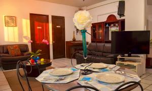 Et tv og/eller underholdning på Great location Groundfloor near Calzada