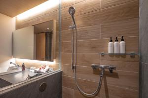 ein Badezimmer mit Dusche und Waschbecken in der Unterkunft tango resort ragura kitsu bettei in Kyōtango + 16 Fotos