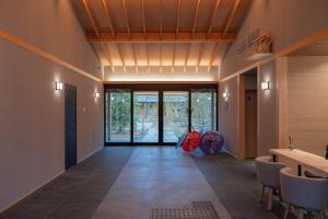 ein leerer Flur mit Stühlen und Sonnenschirmen in der Unterkunft tango resort ragura kitsu bettei in Kyōtango