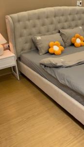 un letto con due peluche sopra di esso di HuếDuo Homestay a Thôn Trường Giang