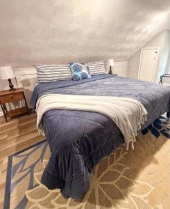 Postel nebo postele na pokoji v ubytování Cozy 2 Bdrm Cottage King bed