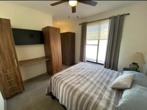 een slaapkamer met een bed en een groot raam bij Marbe in San Miguel de Allende