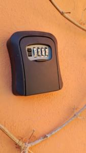 een zwarte knop aan de zijkant van een muur bij Marbe in San Miguel de Allende