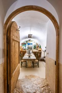 un arco conduce a una sala da pranzo con tavolo di Rock House Pool & Authentic 17th-Century Home a Goult