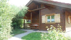 StamsriedBlockhäuser Stamsried的小木屋的一侧设有窗户