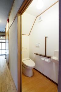 un bagno con un water e un lavandino di Nara Guesthouse Kamunabi a Nara