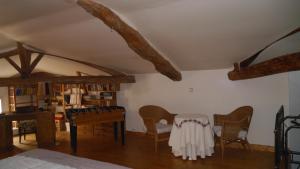 ヴィルヌーヴ・シュル・ロットにあるGîte du Corupsisのリビングルーム(テーブル、椅子、ピアノ付)