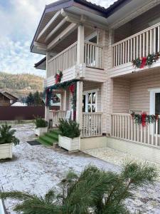 een huis met een veranda met bloemen erop bij Pogar White in Slavske