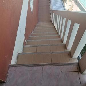 eine Treppe, die zu einem Gebäude führt in der Unterkunft haadrin village DC in Haad Rin