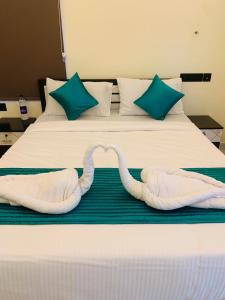 En eller flere senge i et værelse på De Waves + 13 billeder