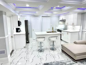 Kuchyň nebo kuchyňský kout v ubytování Spacious 2 Bedroom, 1 Bathroom Luxury Apartment