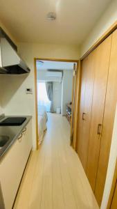 een kamer met een keuken en een slaapkamer met een bed bij Apartment Hotel YAEZAKI in Wada