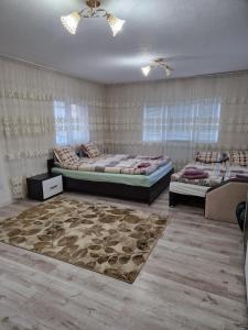 une chambre avec deux lits et un tapis dans l'établissement Elenite Guesthouse, à Gotse Delchev