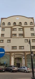 een groot gebouw met auto's ervoor geparkeerd bij #أستديو إطلالة الرياض in Riyad