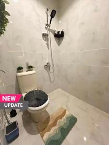 een badkamer met een douche, een toilet en een tapijt bij #أستديو إطلالة الرياض in Riyad +3 foto's