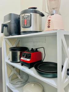 een keukenplank met een broodrooster en een blender bij The Black mamba in Arusha