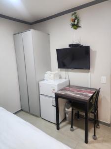 TV/trung tâm giải trí tại Ara Guesthouse