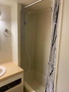 een badkamer met een douche en een wastafel bij Park Model Furnished #5 in Tucson +3 foto's