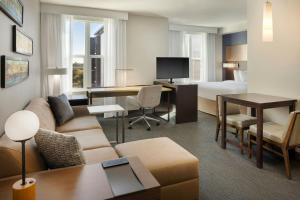 Et tv og/eller underholdning på Residence Inn by Marriott Orlando Downtown