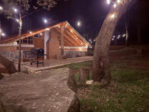 Ein Grill steht nachts draußen vor einem Haus. in der Unterkunft Cabaña La Joyita By GEstores in La Venta