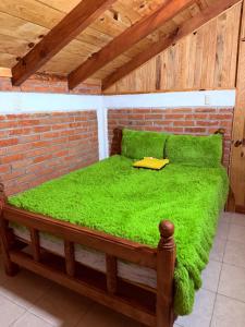 ein mit grünem Gras bedecktes Bett in einer Backsteinmauer in der Unterkunft Cabaña La Joyita By GEstores in La Venta