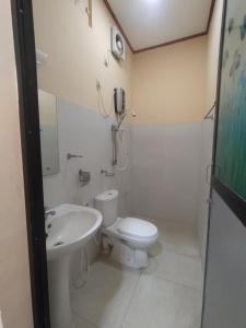 Et badeværelse på MR Tourist Hotel