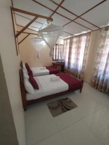 En eller flere senge i et værelse på MR Tourist Hotel