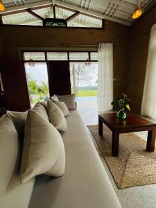 un salon avec un grand canapé et une table dans l'établissement Legato House, à Talpe 27 autres photos