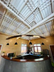 une grande cuisine avec un plafond avec puits de lumière dans l'établissement Legato House, à Talpe