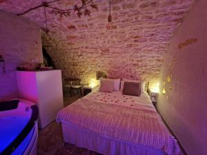 een slaapkamer met een bed in een paarse kamer bij Soffio di Pietra in Castellana Grotte +5 foto's