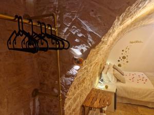 een kamer in een grot met een bed en een bank bij Soffio di Pietra in Castellana Grotte