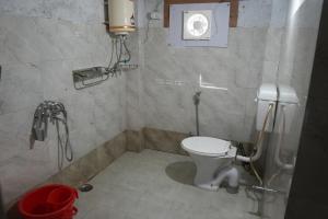 ein Badezimmer mit Toilette und Dusche in der Unterkunft Himalaya View Resort in Mukteswar
