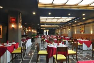 En restaurant eller et andet spisested på Sapadia Hotel Parapat