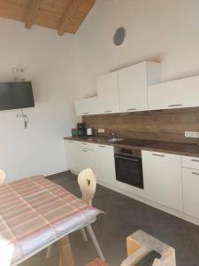 Køkken eller tekøkken på Ferienwohnungen Grünbichl