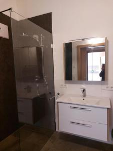 Et badeværelse på Ferienwohnungen Grünbichl