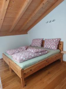 En eller flere senge i et værelse på Ferienwohnungen Grünbichl