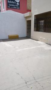 un parking vide devant un bâtiment dans l'établissement Nova Casa Studio Mega - Qto1 c Ar - 3 Vagas Garagem - Esp Térreo Priv - WiFi 300 Megas - Home Office a 200 mts Praia da Pompéia, à Santos 29 autres photos