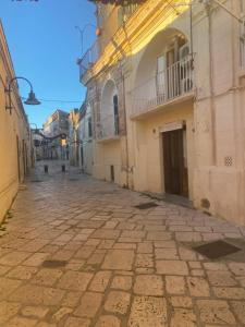 una strada vuota in una città con edifici di Central Matera cesarea a Matera