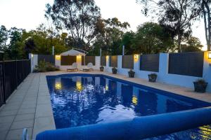 een zwembad in een achtertuin met een hek bij Three Brothers Orchard in Oakbank