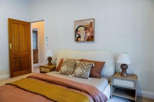 een slaapkamer met een bed met kussens erop bij Three Brothers Orchard in Oakbank +45 foto's