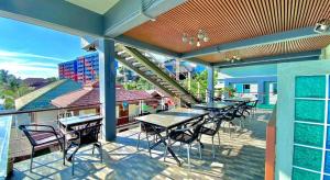 En balkon eller terrasse på Phala Shore Resort