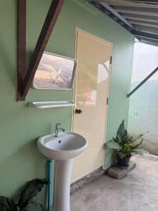 Et badeværelse på Baan Suan Chay Nam Homestay Amphawa + 57 billeder