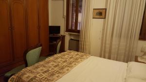 - une chambre avec un lit et un bureau avec un ordinateur dans l'établissement Albergo Ristorante La Campagnola, à San Salvaro