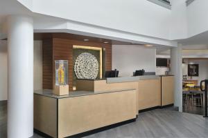 达拉姆Fairfield by Marriott Inn & Suites Durham的设有接待台的酒店大堂 更多25张照片