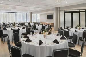 达拉姆Fairfield by Marriott Inn & Suites Durham的宴会厅里摆放着白色桌椅