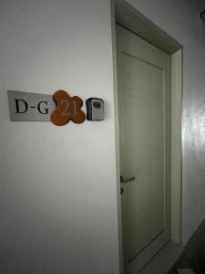 een deur naar een kamer met een klok en een wekker bij IFS Soho 3 in Kampong Bota Road