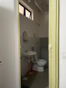 een badkamer met toilet en wastafel bij IFS Soho 3 in Kampong Bota Road